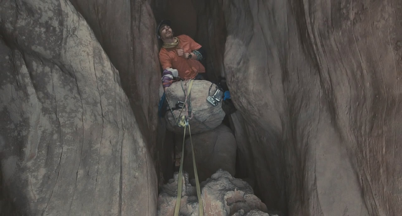 Какую вещь бекки нашли спасатели в пещере. 127 Часов.